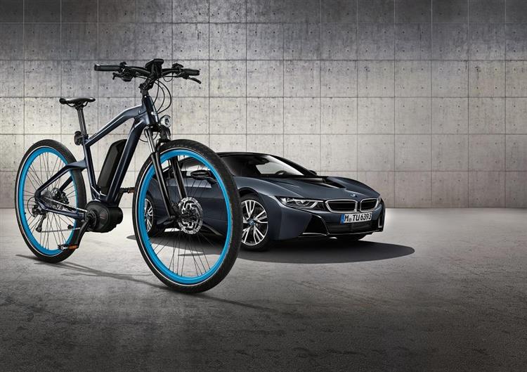 Le BMW Cruise e-Bike Limited Edition s'inspire de l'i8 et plus particulièrement de la version « Special Edition » dévoilé au Mondial