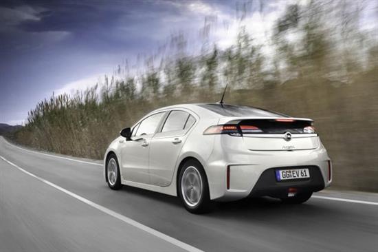 Premier véhicule doté d’une motorisation électrique à prolongateur d’autonomie, l’Opel Ampera s’affiche désormais à partir de 33 300 euros