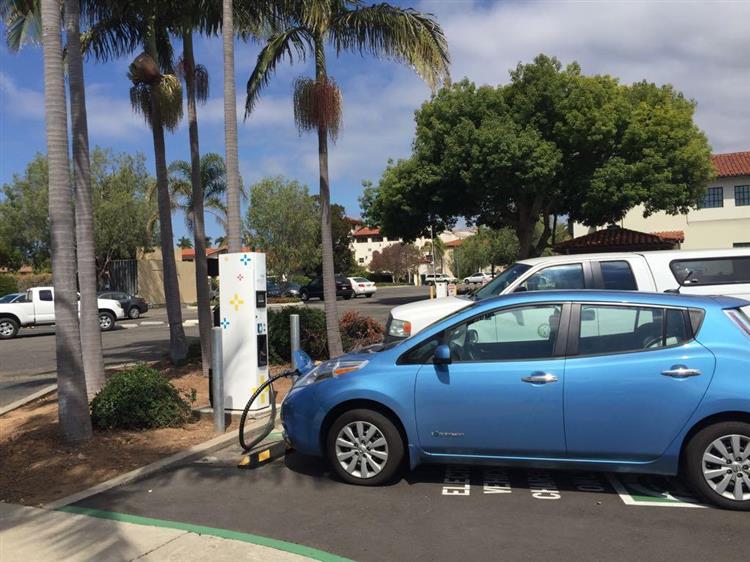 Une berline électrique Nissan LEAF branchée sur une borne de recharge rapide en Californie (crédits : PlugShare)