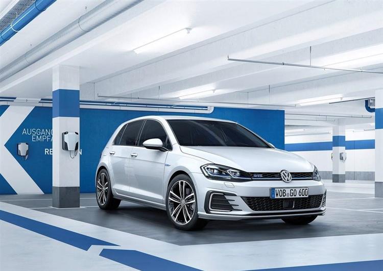 Dévoilée au prochain salon de Los Angeles, la Volkswagen Golf GTE restylée intègre une batterie d’une capacité de 8,8 kWh