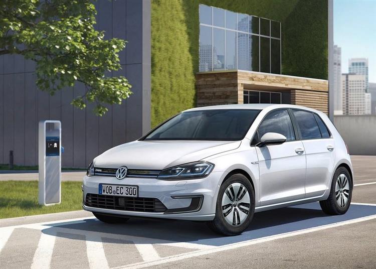 Dévoilée au salon de Los Angeles, la Volkswagen e-Golf millésime 2017 reçoit une nouvelle batterie de 35,8 kWh