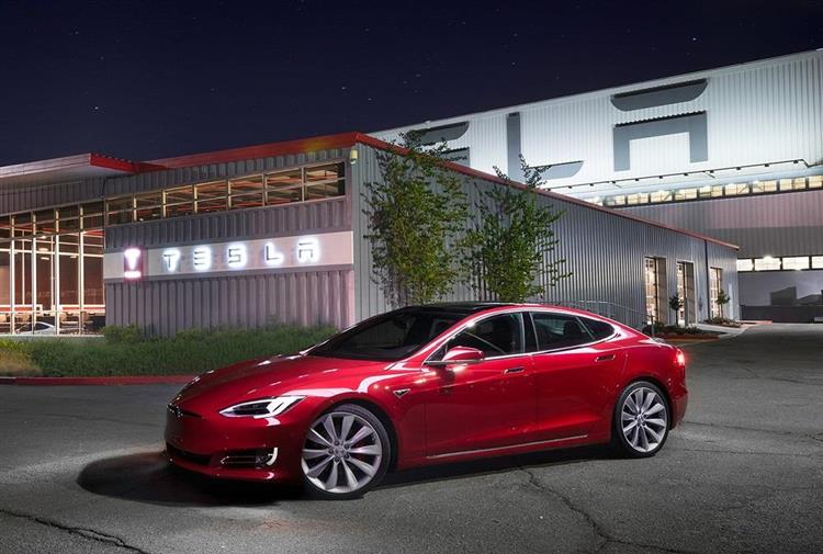 Pour son restylage, la Tesla Model S s’offre une jolie calandre inspirée du récent SUV Tesla Model X