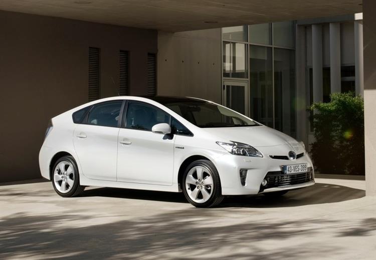 Troisième génération restylée et commercialisée depuis 2009, la Toyota Prius s’affiche au prix de 25 828 euros (bonus déduit)