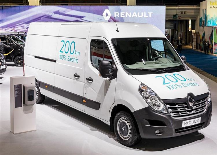 Dernier-né de la gamme utilitaires électriques, le Renault Master ZE offre une autonomie réelle de 100 km et jusqu’à 22 m3 de volume de chargement
