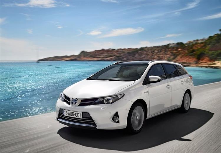 Dernière de la gamme hybride composée de 6 modèles, la Toyota Auris Touring Sports HSD est le premier hybride à accepter un attelage