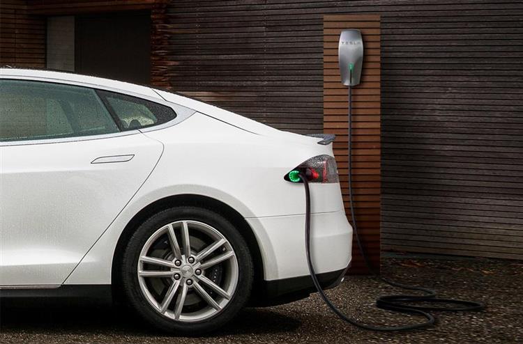 En 1 heure, une borne Tesla « recharge à destination » permet de recouvrer jusqu’à 100 km d’autonomie