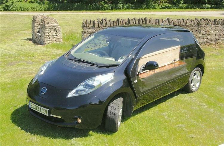 Spécialement apprêtées, trois Nissan LEAF électriques ont été transformées en corbillards pour le compte d’une société de pompes funèbres britanniques