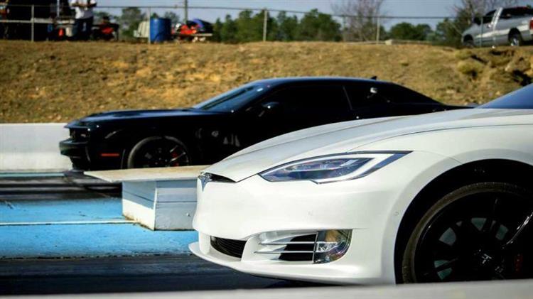 Une Tesla Model S P100D affronte une une Dodge Challenger SRT Hellcat sur un départ arrêté