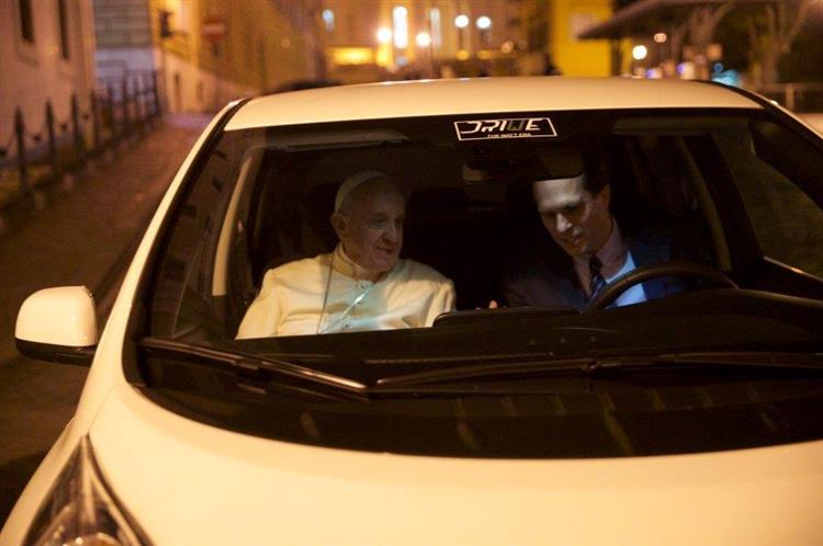 Le Vatican vient d’accueillir une Nissan LEAF dans son parc automobile, un cadeau destiné à sensibiliser l’Etat aux investissements durables