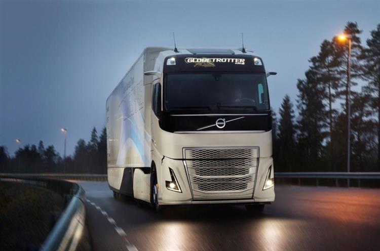 Animé par une double motorisation hybride diesel-électrique, le concept Volvo D13 Euro 6 Step C promet d’économiser 5 à 10 % de carburant