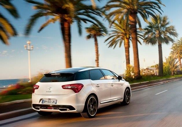 La Citroën DS5 équipée de l’innovante motorisation hybride diesel est disponible en 3 versions à partir de 38 850 euros (bonus déduit)