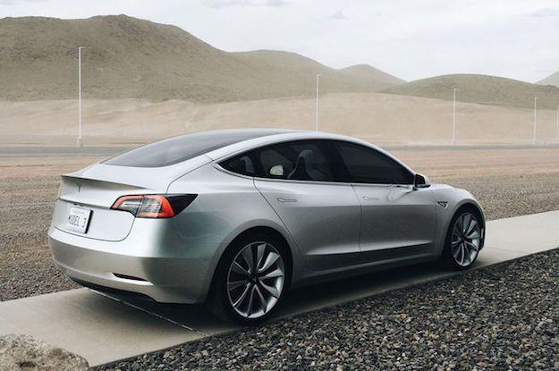 Pour fluidifier les livraisons des 400 000 Model 3 pré-réservées, Tesla va envoyer en amont des vidéos d’instruction et des documents administratifs