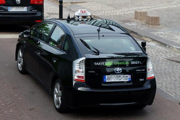 Plus de 1 200 véhicules hybrides équipent la flotte des taxis parisiens. Ici, une Toyota Prius de la flotte « Green Cab » des Taxis G7