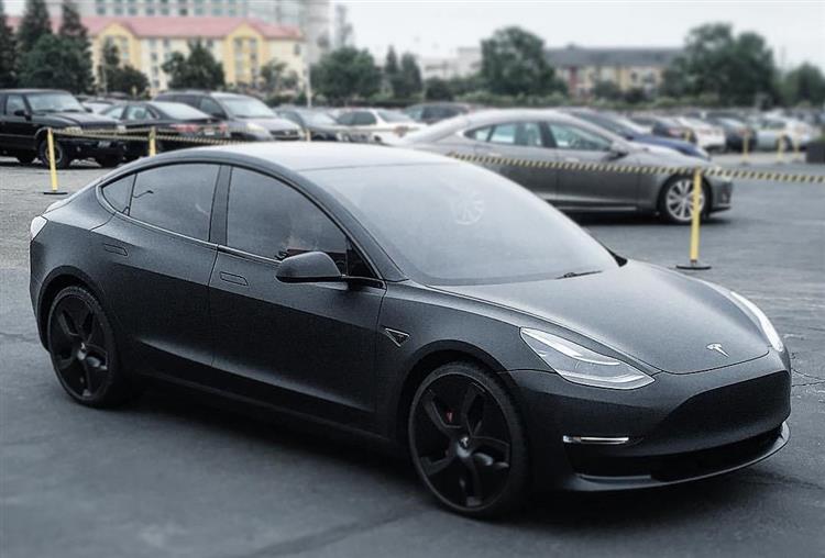 Quatrième véhicule électrique du californien, la Tesla Model 3 ouvrira très prochainement son carnet de commande