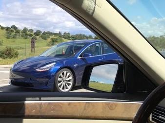 Dans une inédite livrée bleue, un prototype de Tesla Model 3 a été aperçu sur l’autoroute 280 et dans les environs de Palo Alto (crédits : The Tesla Show)