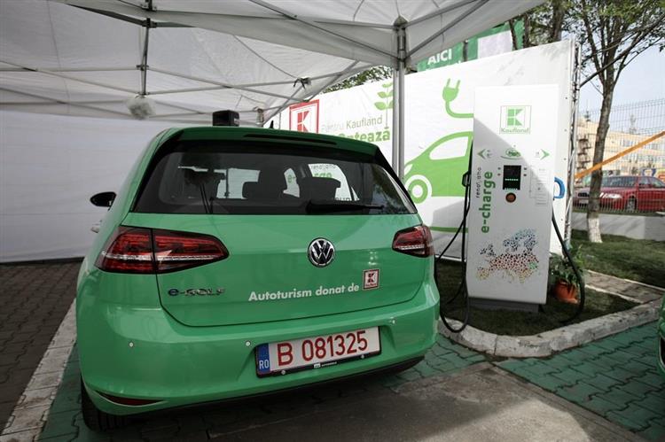 Contre à la mise à la casse d’un vieux véhicule, les acheteurs roumains de voitures électriques peuvent désormais bénéficier d’une aide de 10 000 euros