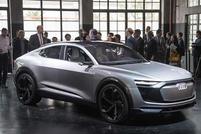 Deuxième voiture électrique d’Audi, le concept e-tron Sportback affiche une puissance de 503 ch et offre une autonomie de 500 km