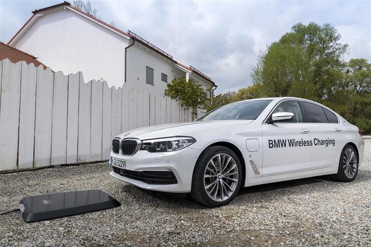 Disponible en option dès 2018, le système de charge sans fil sera inauguré sur la berline BMW 530e à motorisation hybride rechargeable