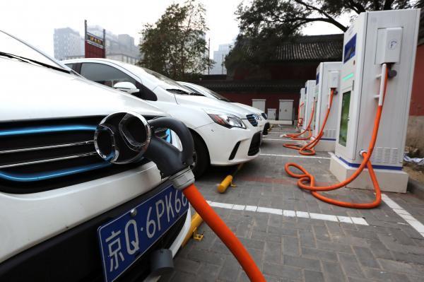 Pour éviter la surchauffe du marché des véhicules électriques, la Chine devrait imposer un moratoire sur les permis destinés à la production