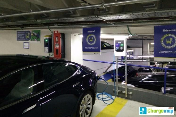 Une Tesla Model S branchée sur une borne de recharge installée dans l’Interparking Grand Place de Bruxelles (crédits : ChargeMap)