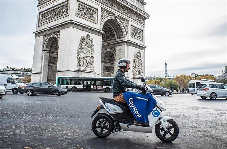 Lancé en juin 2016, le service parisien de location de scooters électriques en libre-service compte déjà plus de 30 000 abonnés