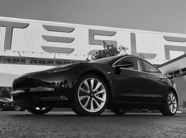 Destinée à Elon Musk, la première Tesla Model 3 de série est sortie des lignes de production