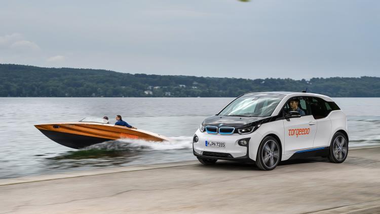 En partenariat avec Torqeedo spécialisé dans les moteurs hors-bord, BMW va fournir les batteries de sa citadine i3 pour être montées dans des bateaux « zéro émission »