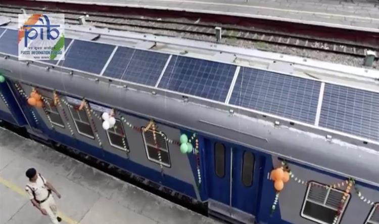 Equipé de panneaux photovoltaïques, chaque train solaire doit permettre d’économiser 21 000 litres de carburant par an