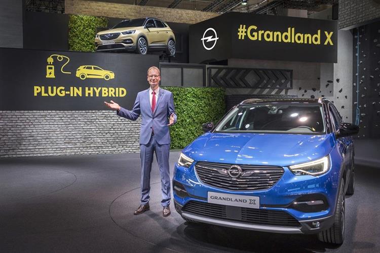 Troisième SUV badgé Opel, le Grandland X partage sa plateforme avec le Peugeot 3008 dont il héritera la motorisation hybride rechargeable