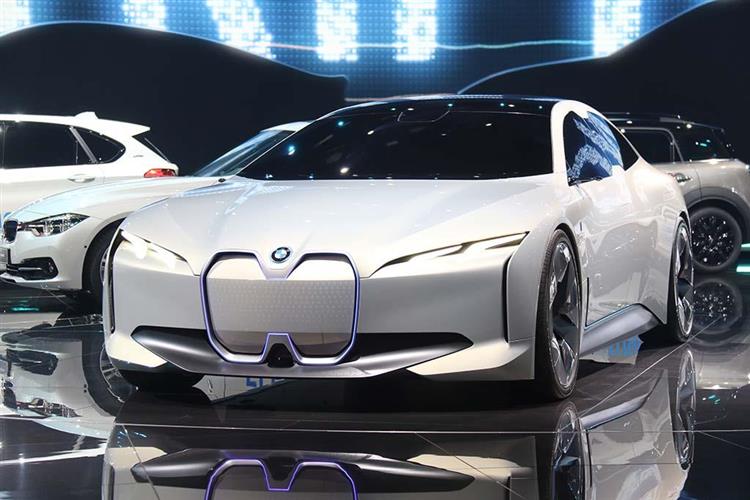 Préfiguration de la berline BMW i4, le concept i Vision Dynamics dévoilé au salon de Francfort offre une autonomie de 600 km mais ne sera pas disponible avant 2021