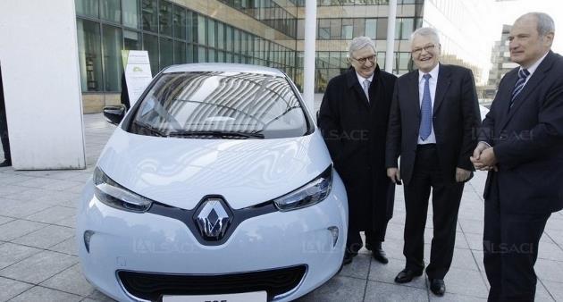 La première Renault ZOE vendue en Alsace avait été remise en grande pompe à son propriétaire en mars 2013. Le même mois, 400 ZOE avaient été immatriculées dans la Région. Photo : Jean-Marc Loos, L’Alsace