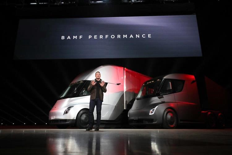 Attendu fin 2019, le poids-lourd électrique de Tesla offrira une autonomie de 800 km et pourra faire le plein en 30 mn sur un nouveau réseau de charge baptisé MegaChargers