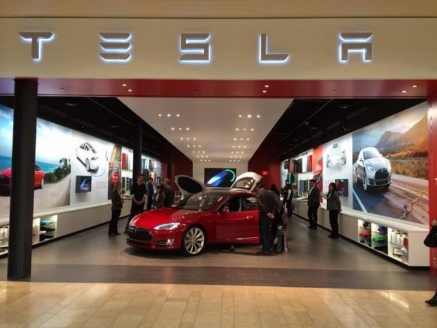 En 2014, Tesla va ouvrir 4 concessions et installer une dizaine de stations de charge rapide en France