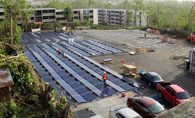 Après avoir envoyé sur l’île dévastée par l’ouragan Maria plusieurs centaines de Powerwall, Tesla installe des panneaux photovoltaïques pour rétablir l’électricité