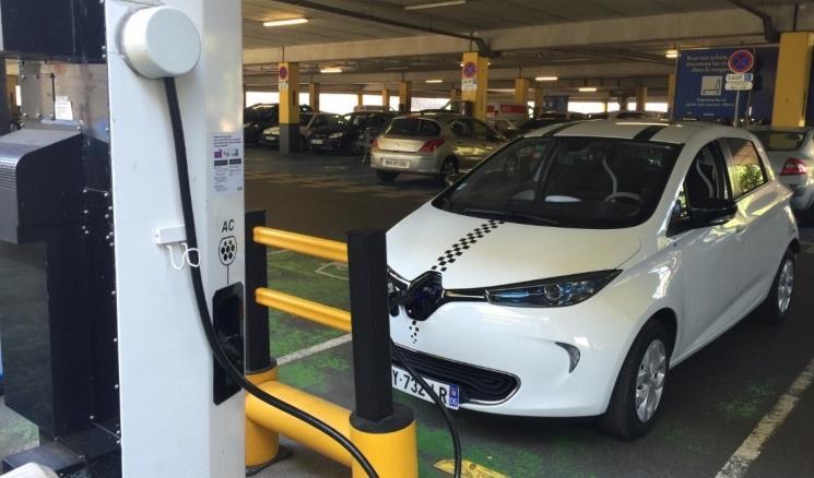 Une citadine électrique Renault ZOE branchée sur la borne de recharge rapide installée sur le parking IKEA de Franconville (crédits : ChargeMap)
