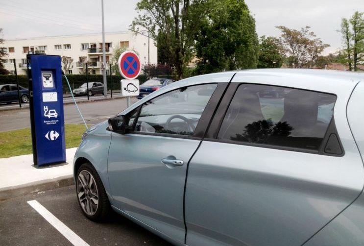 Une Renault ZOE branchée sur une borne de recharge installée sur le parking de l’enseigne Carrefour de Sainte-Geneviève-des-Bois (crédits : ChargeMap)