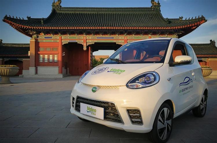 Destiné aux environnements urbains, le véhicule électrique est facturé 7 500 euros en Chine où il a été co-développé
