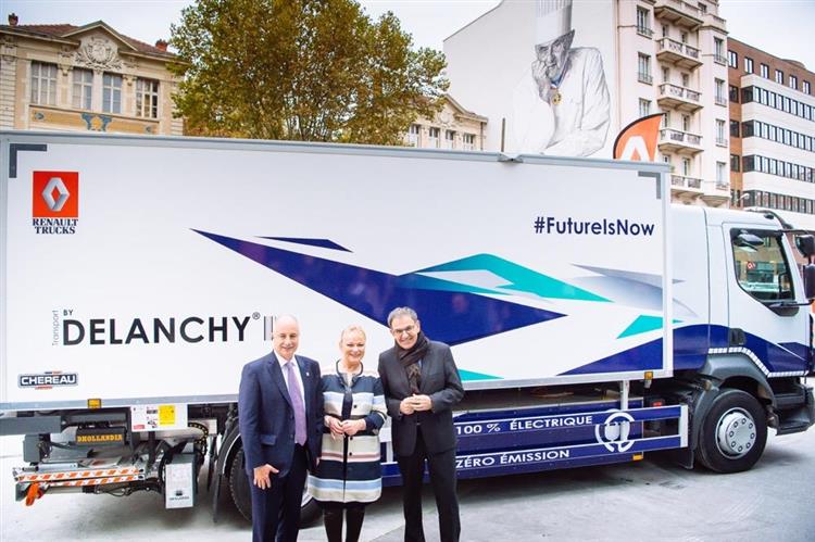 Depuis quelques semaines, un camion électrique et réfrigéré Renault Trucks employé par le transporteur Delanchy livre des produits frais aux Halles de Lyon