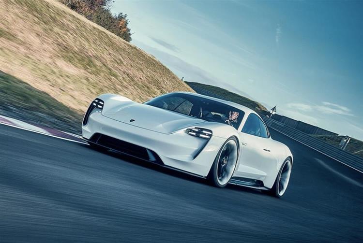 Premier véhicule électrique du constructeur, la version de série de la Porsche Mission E sera déclinée en trois niveaux de puissance (crédits : Automobile Mag)