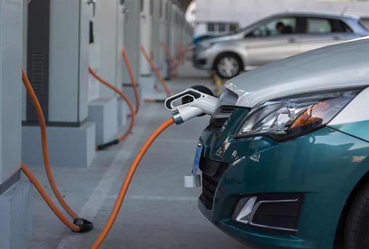 Pour accompagner la croissance du marché des véhicules électriques et hybrides rechargeables, la Chine va installer des millions de bornes de recharge dans l’espace public