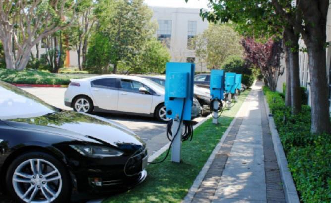 D’ici 2030, la Californie s’est fixée comme objectif de voir circuler un total de 1,5 million de véhicules électriques et à pile à combustible
