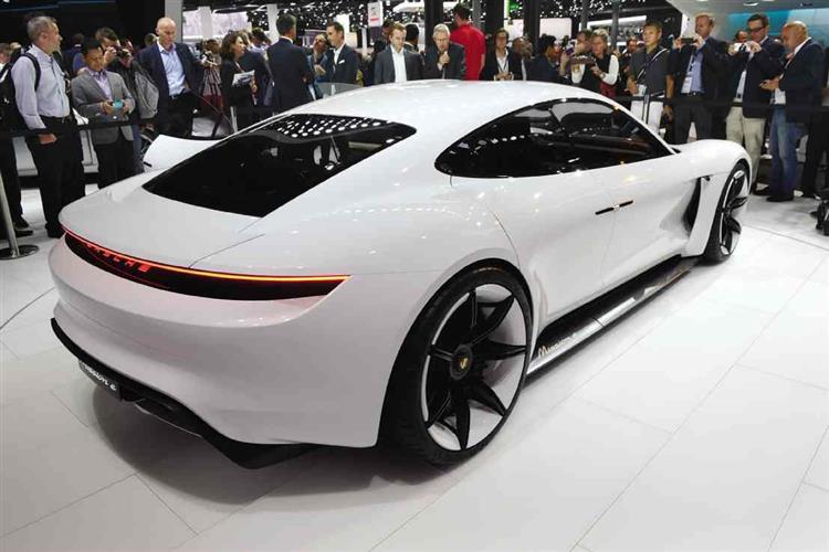 De 3 milliards d'euros, le budget dédié aux véhicules électriques et hybrides rechargeables passe à 6 milliards qui seront investis par Porsche d'ici 2022