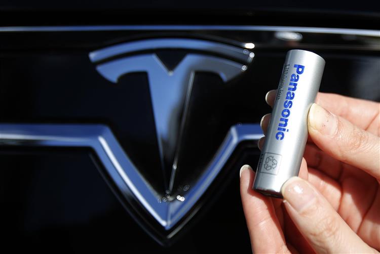 Tesla, BMW, Toyota ou encore BASF sécurisent leurs approvisionnements en lithium, un métal indispensable à la fabrication de batteries pour véhicules électriques
