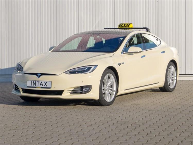 Interdite de conversion en taxi en Allemagne pour cause de non-conformité avec la réglementation, la Tesla Model S s'offre un kit complet et légal en ce début d'année
