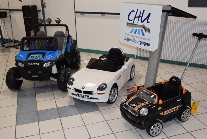Pour aider enfants et parents à dédramatiser une intervention chirurgicale, le CHU de Dijon a reçu trois modèles de voiturettes électriques