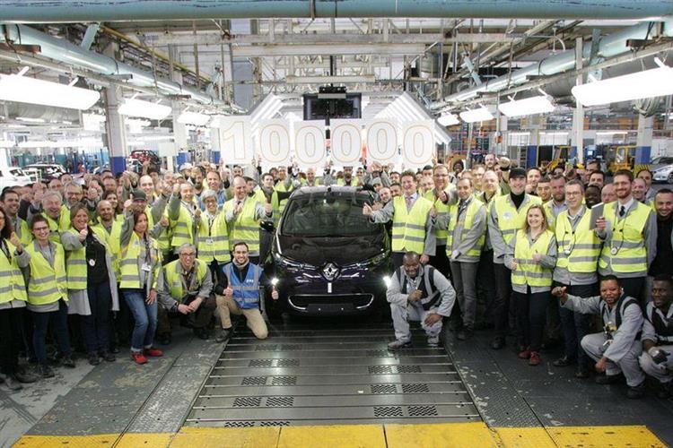 Cinq ans après les premières livraisons, la Renault ZOE produite sur le site francilien de Flins célèbre son 100 000e exemplaire