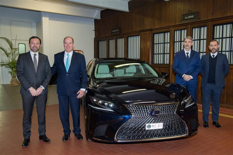 Le Prince Albert II a reçu les clés de la nouvelle berline Lexus LS 500h à triple motorisation hybride essence-électrique