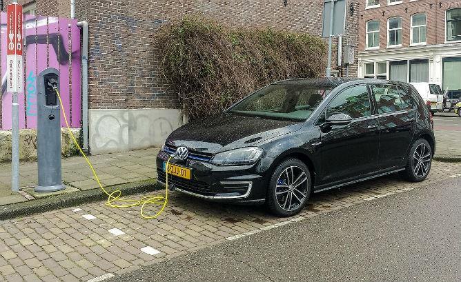 Parmi les mesures annoncées, la densification du réseau public de bornes de recharge et des avantages à l’usage pour les conducteurs de véhicules électriques