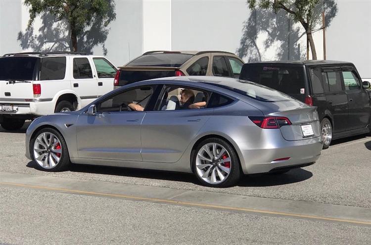 Après avoir atteint les 2 000 unités assemblées par semaine, Tesla annonce une version à transmission intégrale sur sa Model 3