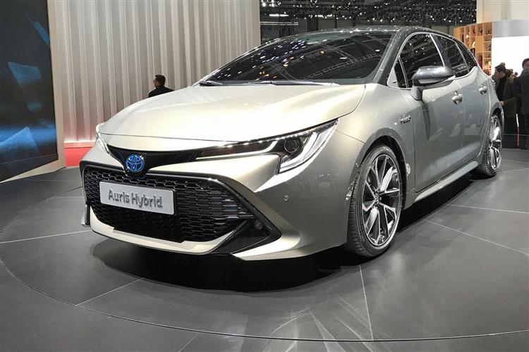 Pour sa troisième génération, la compacte Toyota Auris adopte une nouvelle motorisation plus puissante et plus sobre